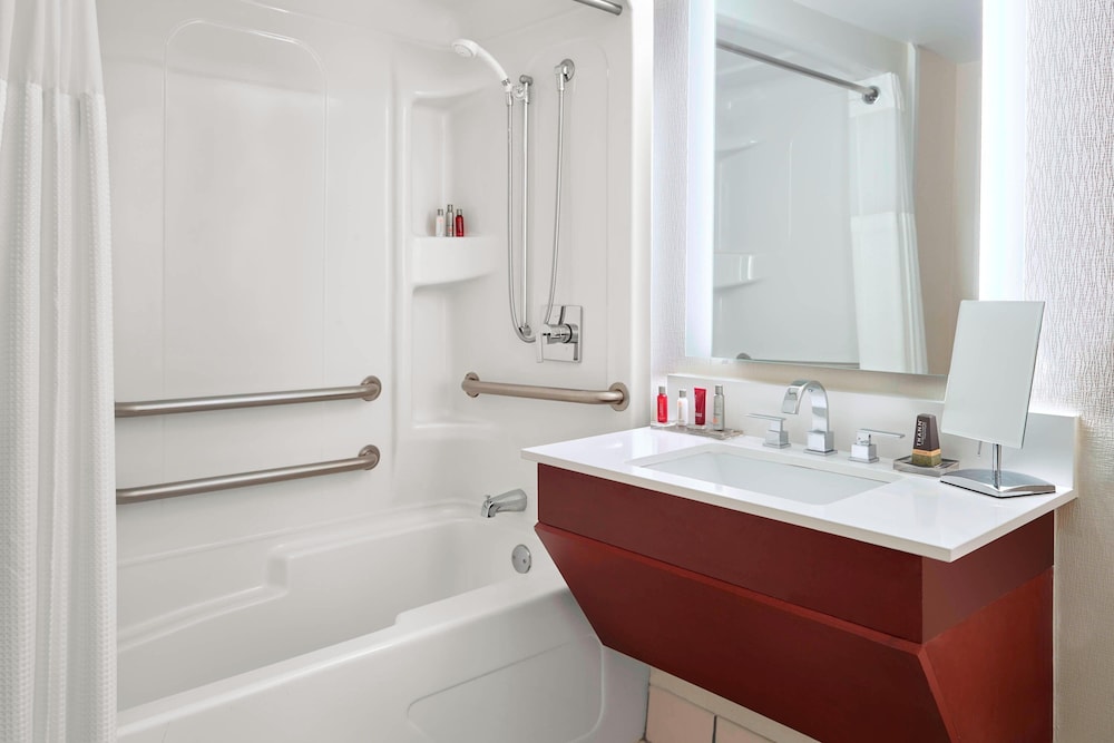 Suite, 1 Bedroom, Tower (Mobility Accessible, Tub) - Photo 5