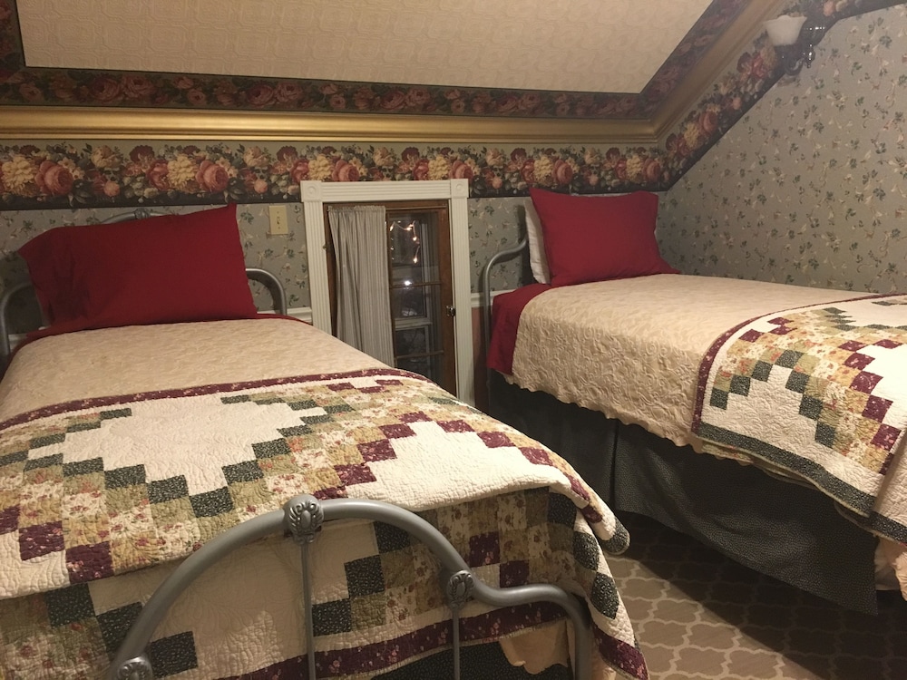 Economy Twin Room, 2 Twin Beds, Shared Bathroom, Mountain View, RM03