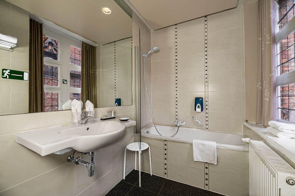 Double or Twin Room (Budget) - Photo 17