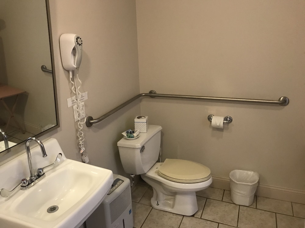 Jade   Queen, Private Bath, Ground Level photo 2