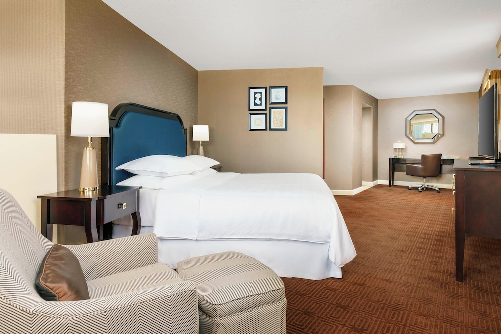 Deluxe Room, 1 King Bed - Photo 2