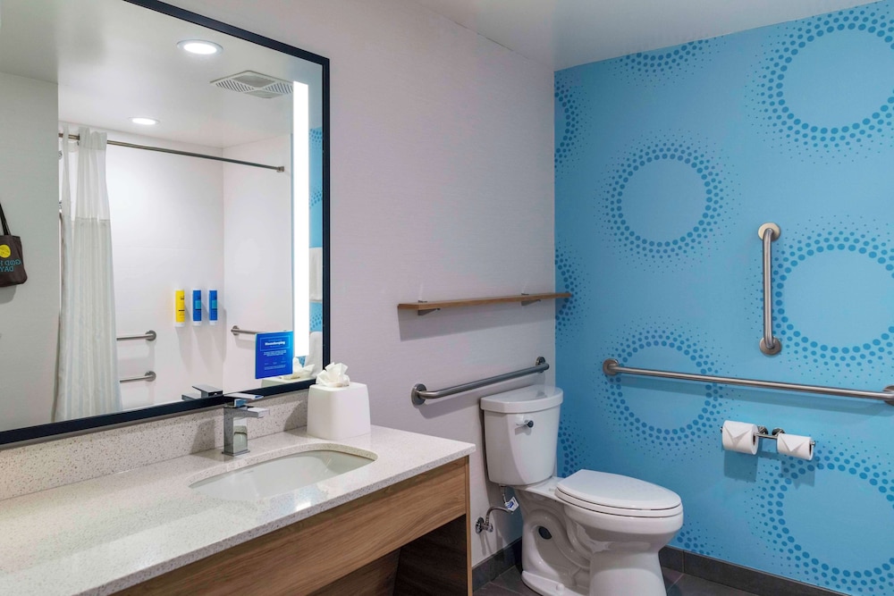 Room, 2 Queen Beds, Accessible, Bathtub - Photo 3