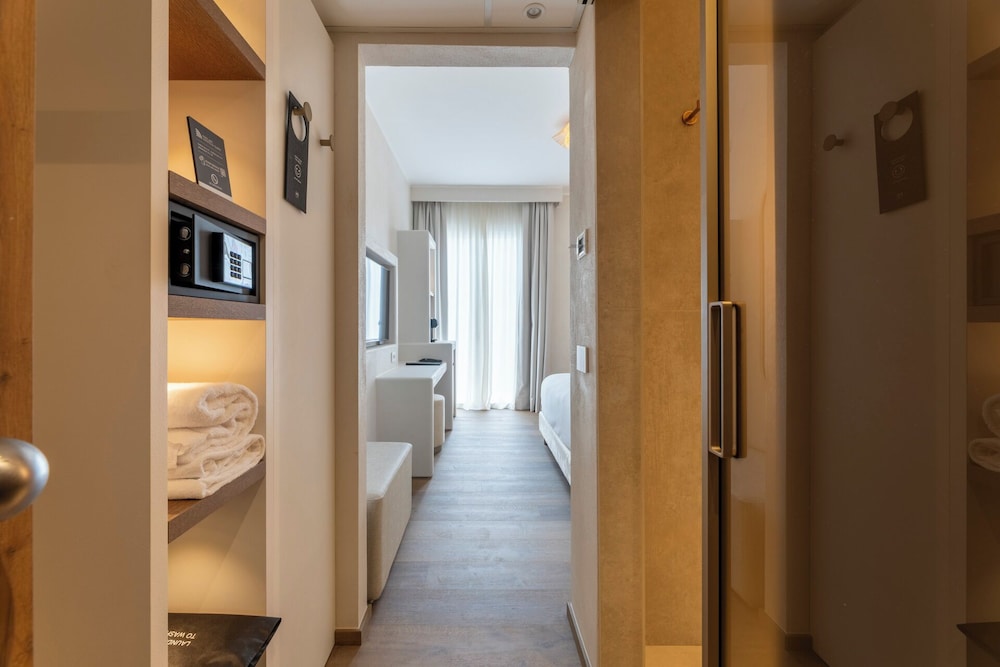 Deluxe Room, Partial Lake View - Photo 2