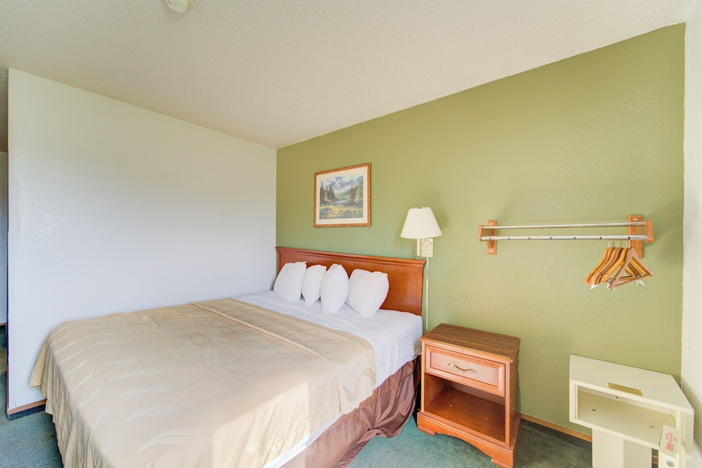 Queen Bed Accessible Non-Smoking photo 2