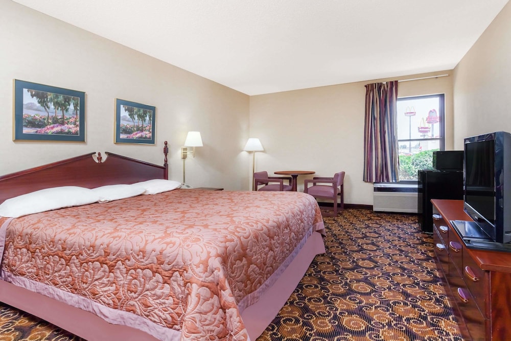 Suite, 1 King Bed, Jetted Tub photo 2