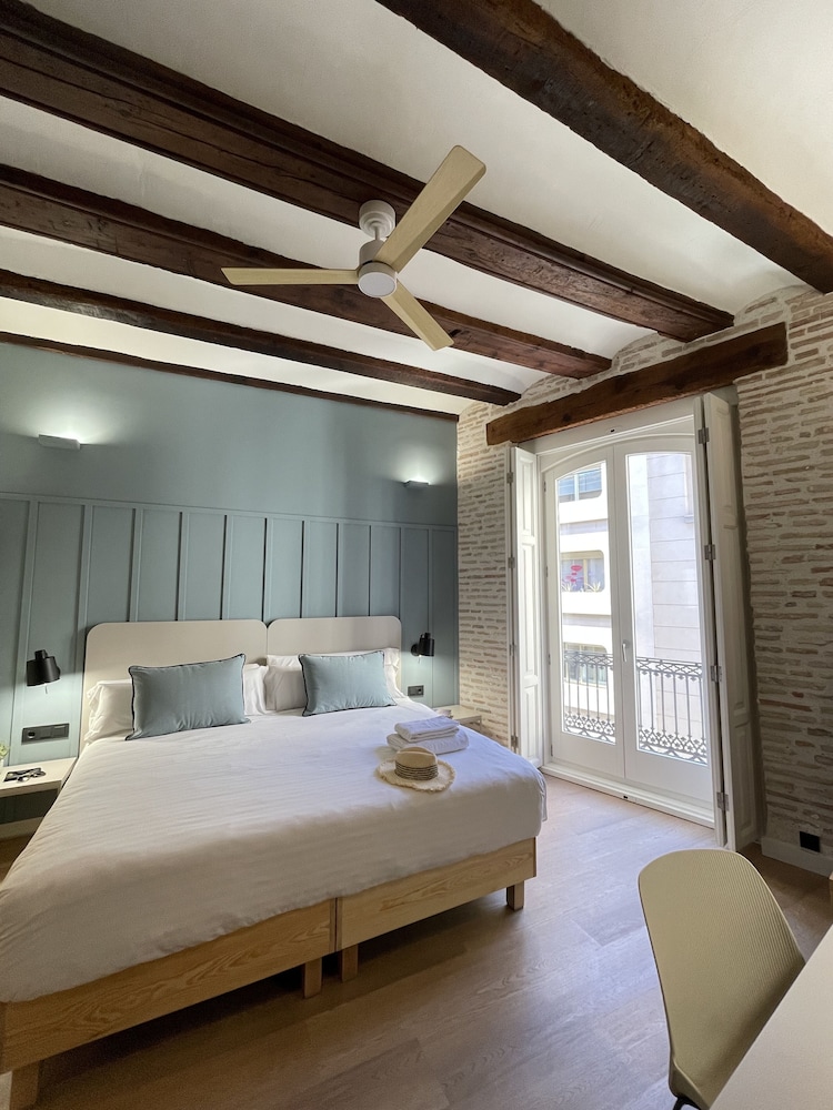 Deluxe Double Room, Balcony, City View Renovated