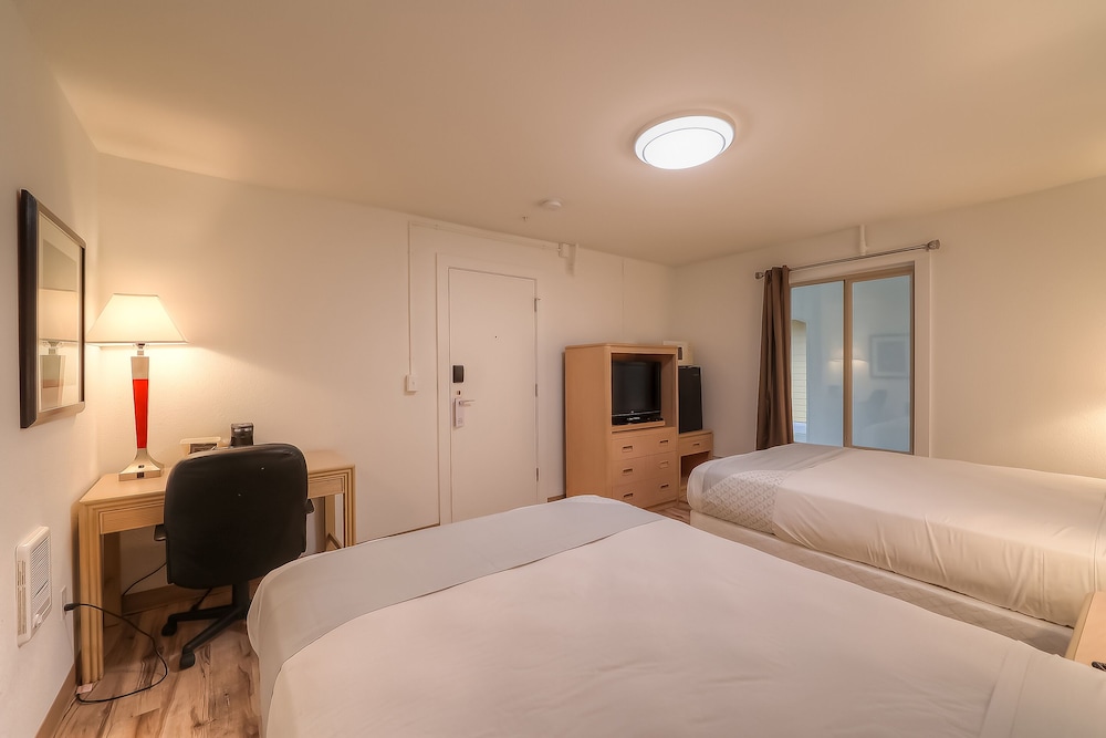 Room, 2 Double Beds - Photo 3