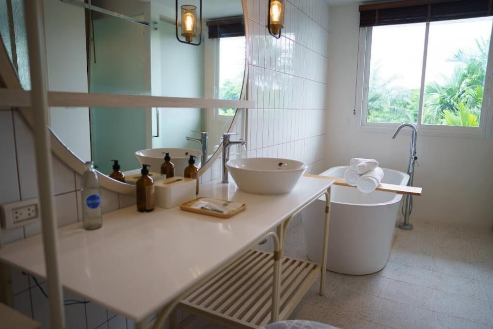 Deluxe Honeymoon Room with Balcony - Photo 6