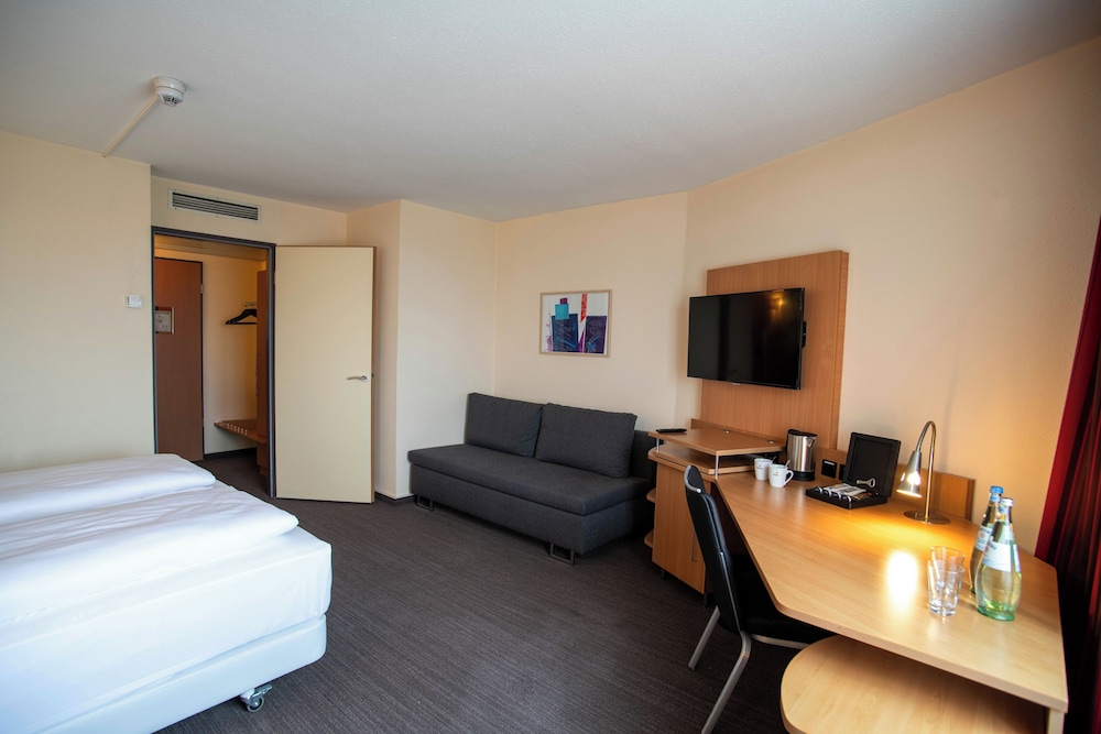 Business Room, 1 Queen Bed (with Sofabed)