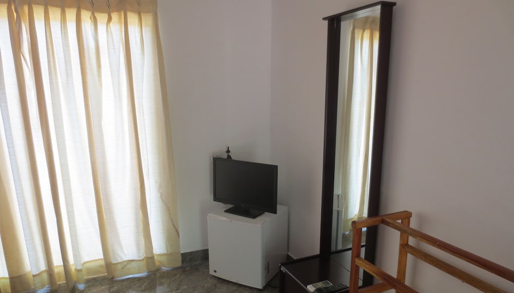 Deluxe Double Room, 1 King Bed, Sea View, Garden Area photo 2
