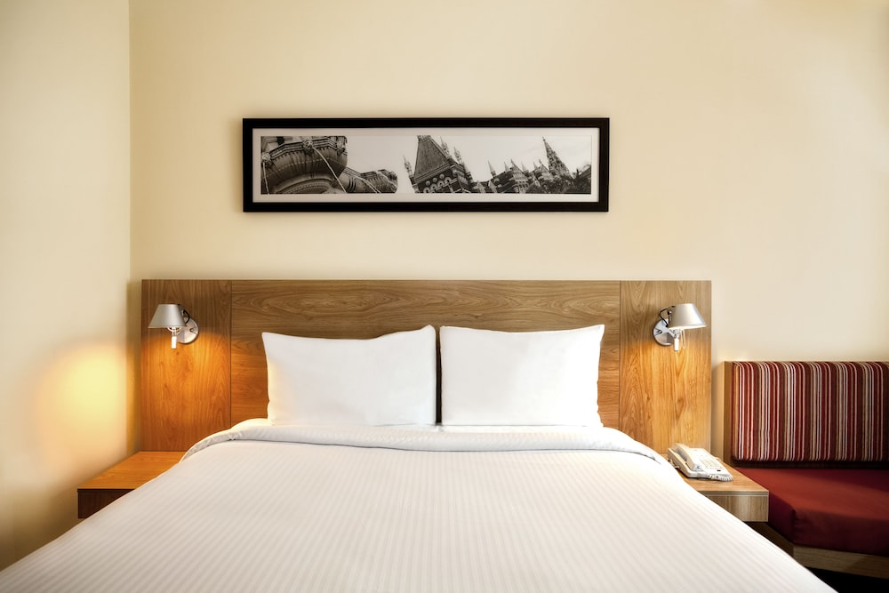 Standard Room, 1 Queen Bed - Photo 6