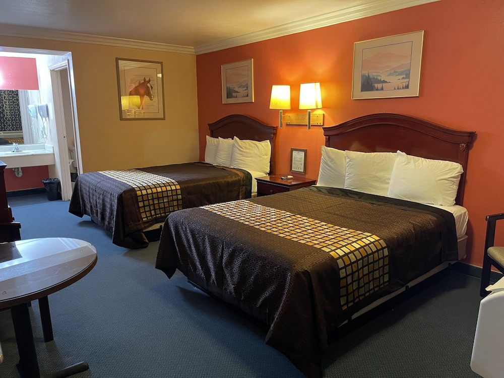 2 Queen Beds photo 1