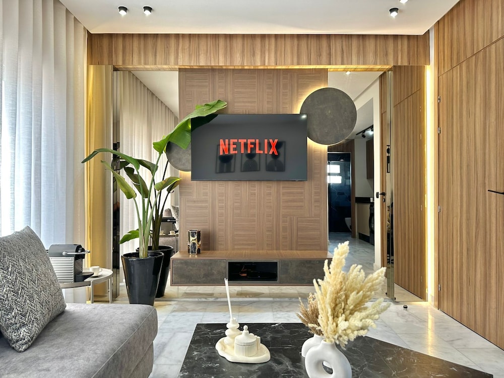 Deluxe Studio Suite, City View