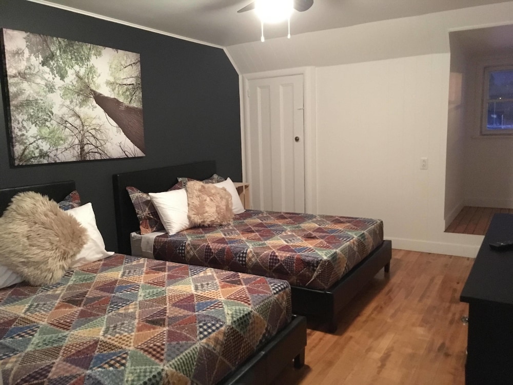 Economy Quadruple Room, 2 Double Beds, Non Smoking, Shared Bathroom photo 3