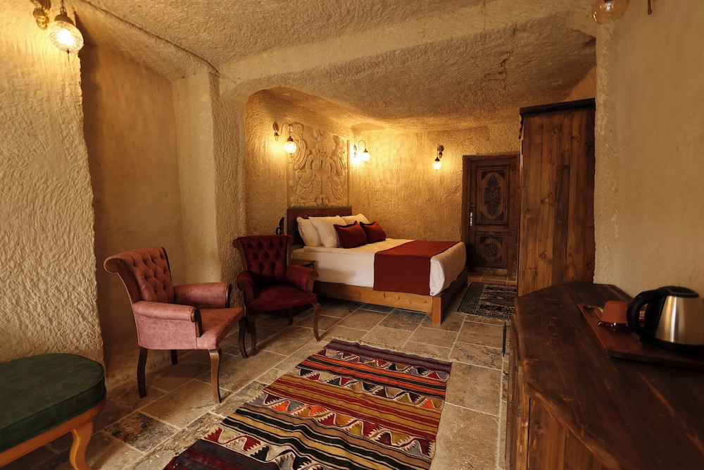 Queen Cave Room