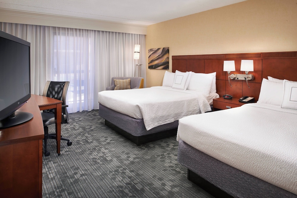 Room, 2 Queen Beds (Mobility Accessible, Tub) photo 2
