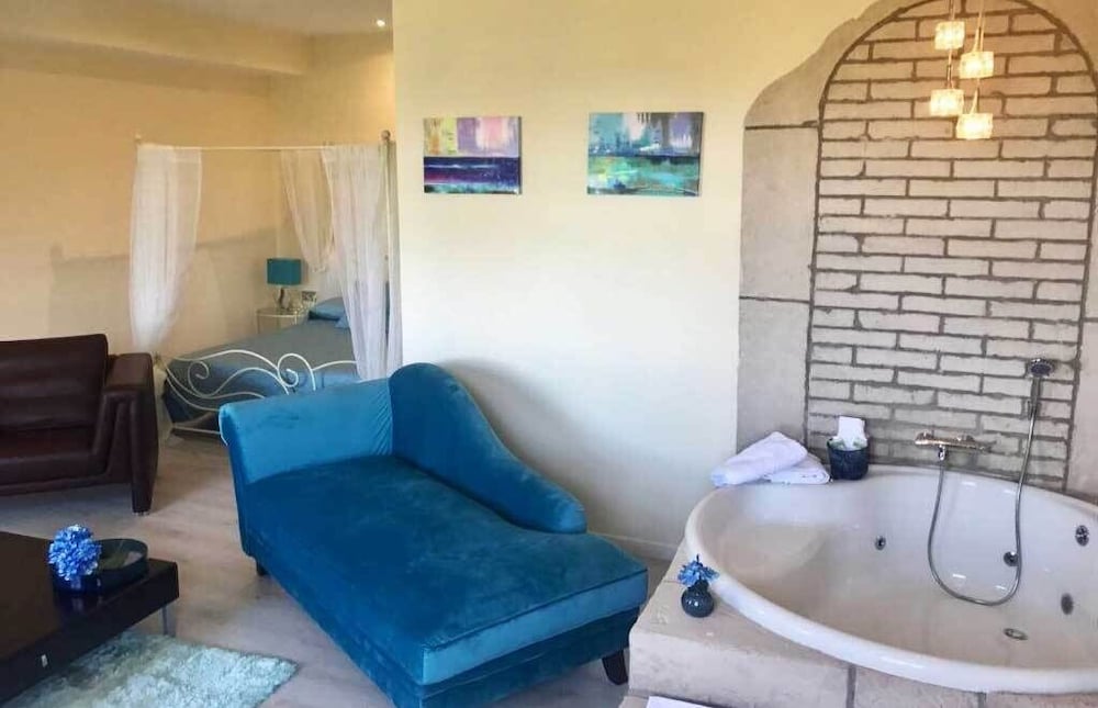 Superior Grand Luxury Suite with Bathtub photo 2