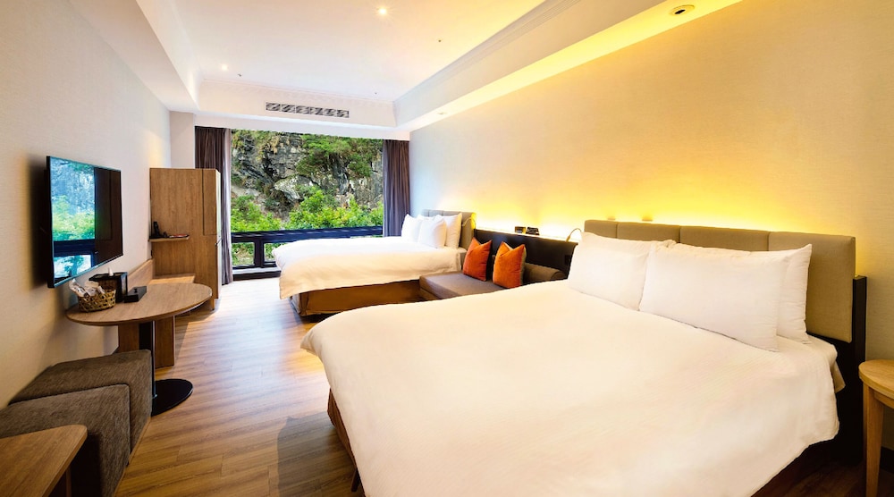 Garden View Family Room -2 Queen Beds for 4