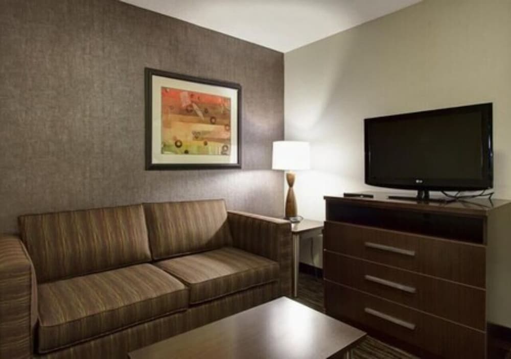 Suite, 2 Queen Beds (Living Area)