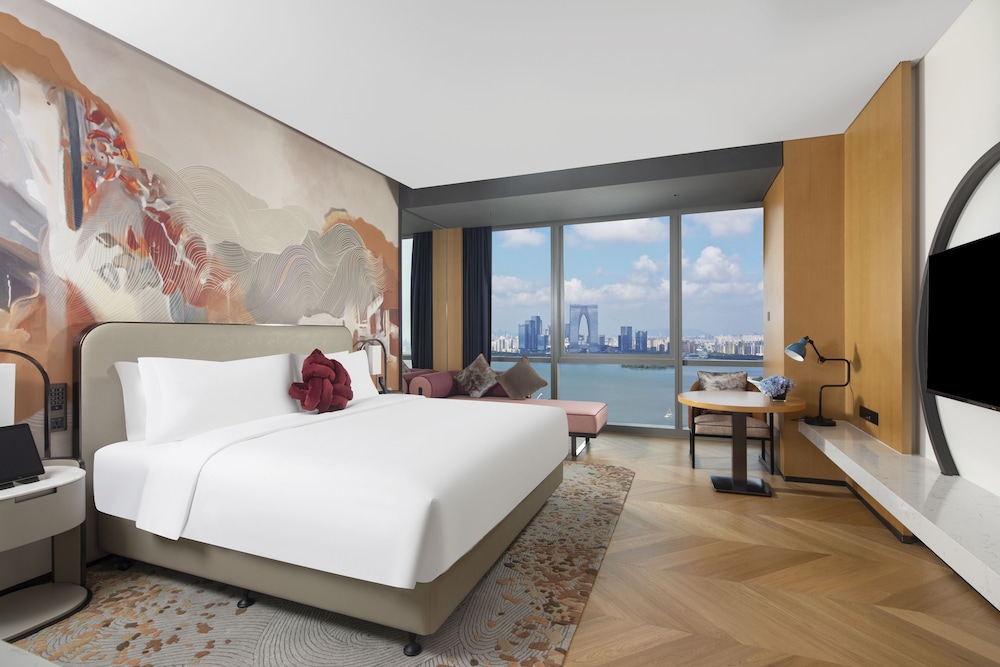 Signature Lake Room