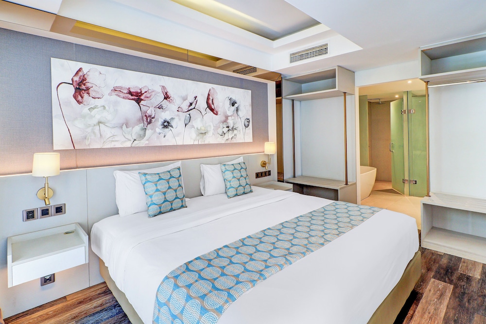 Junior Suite with Pool Access