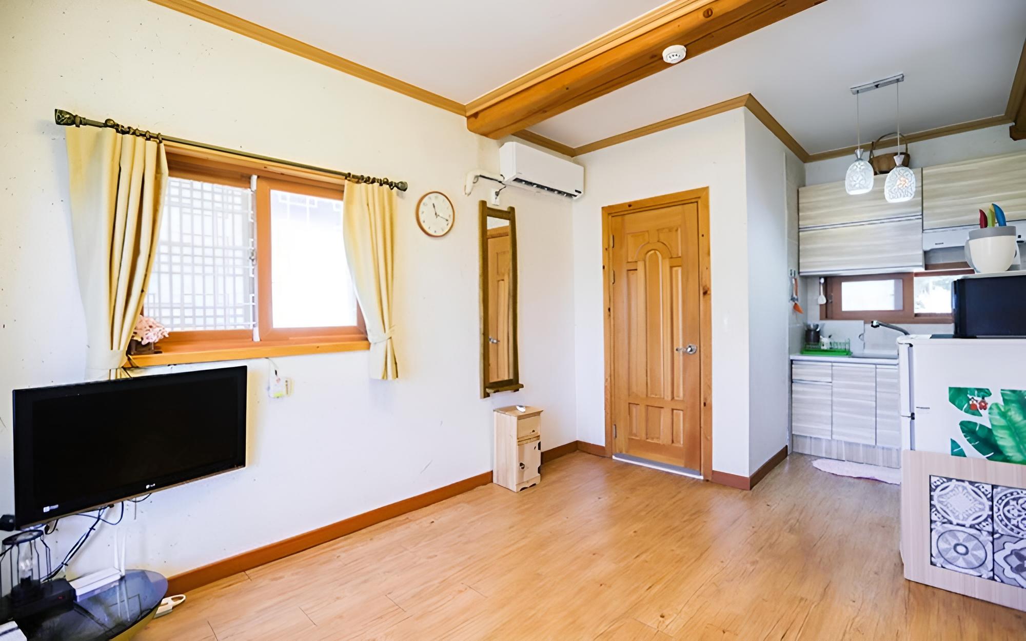 Room (Living room) photo 1