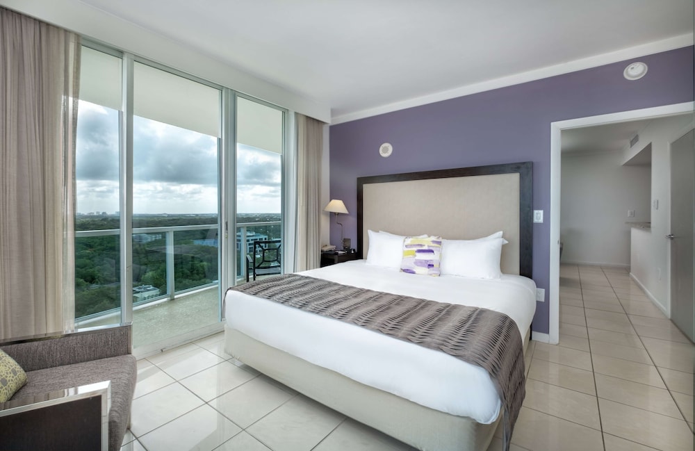 Suite, 1 King Bed, Balcony, Bay View (with Sofabed, Full Kitchen) photo 2