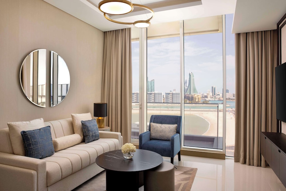 Deluxe Studio, 1 King Bed, Balcony, City View