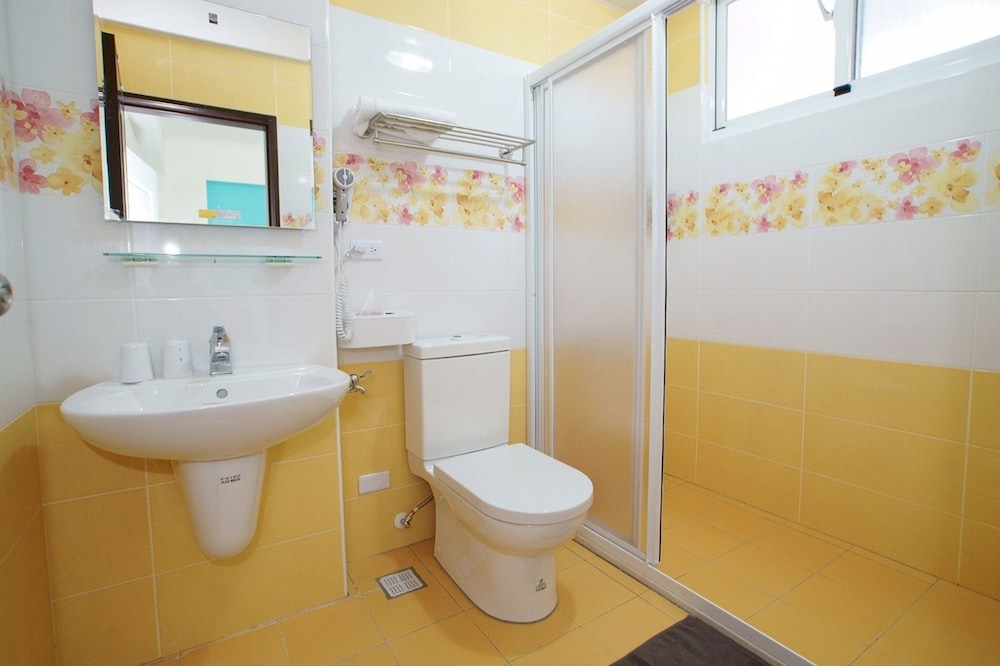 Basic Quadruple Room, 1 Double Bed photo 2