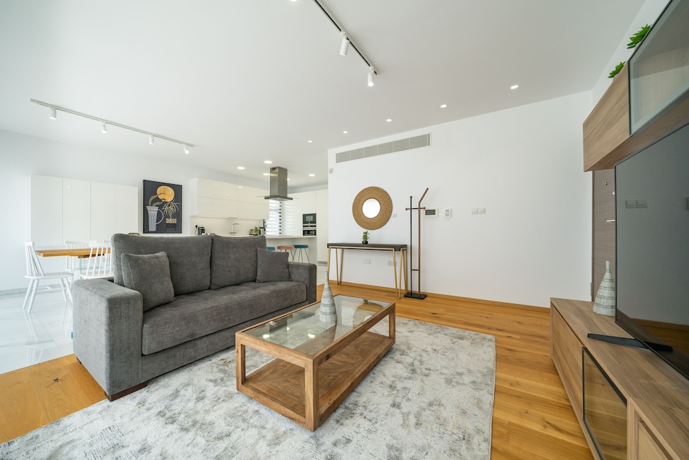 Executive Three-Bedroom Penthouse with Sea view & Jacuzzi photo 3