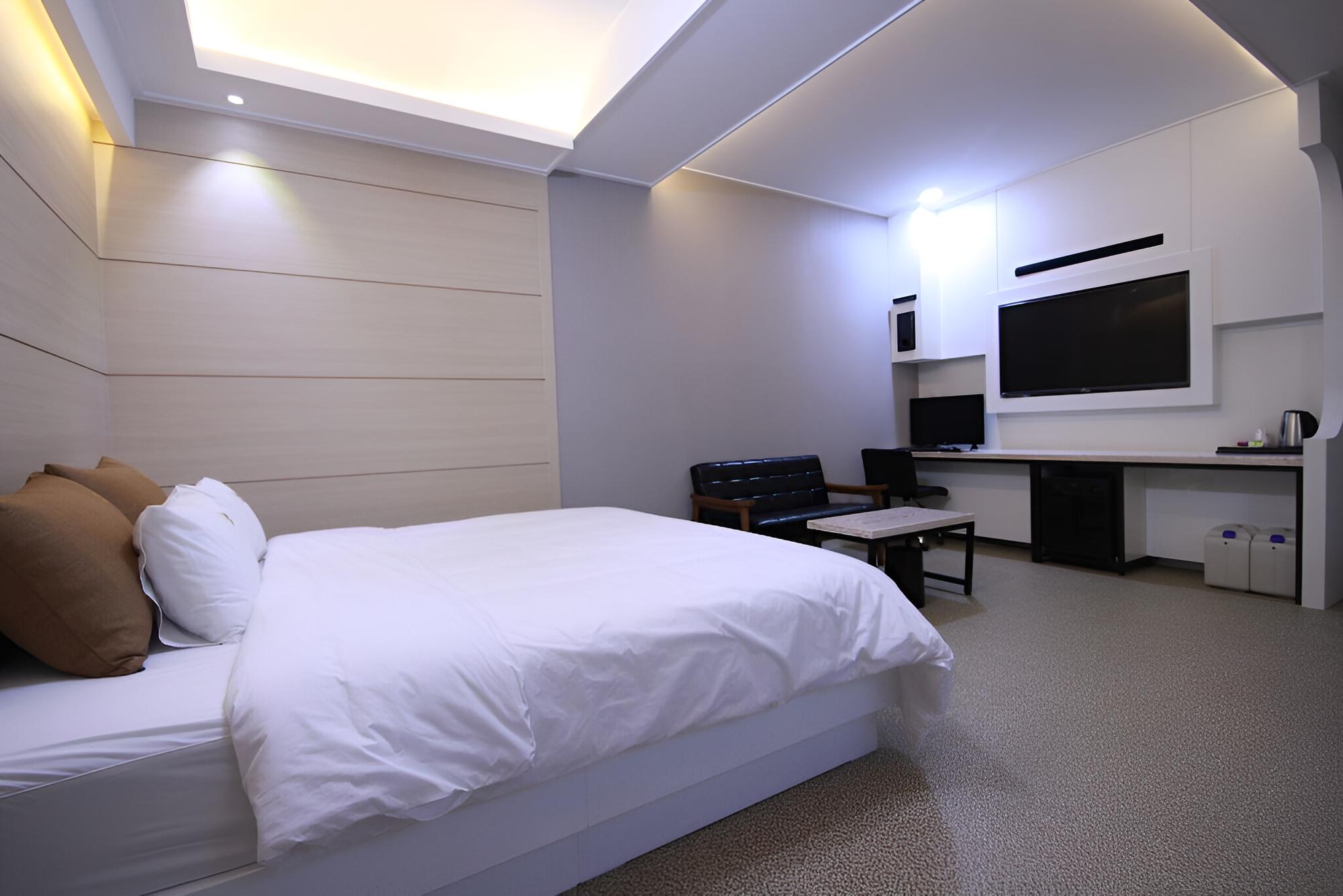 Room (Standard Room (Free Netflix available) - Photo 3