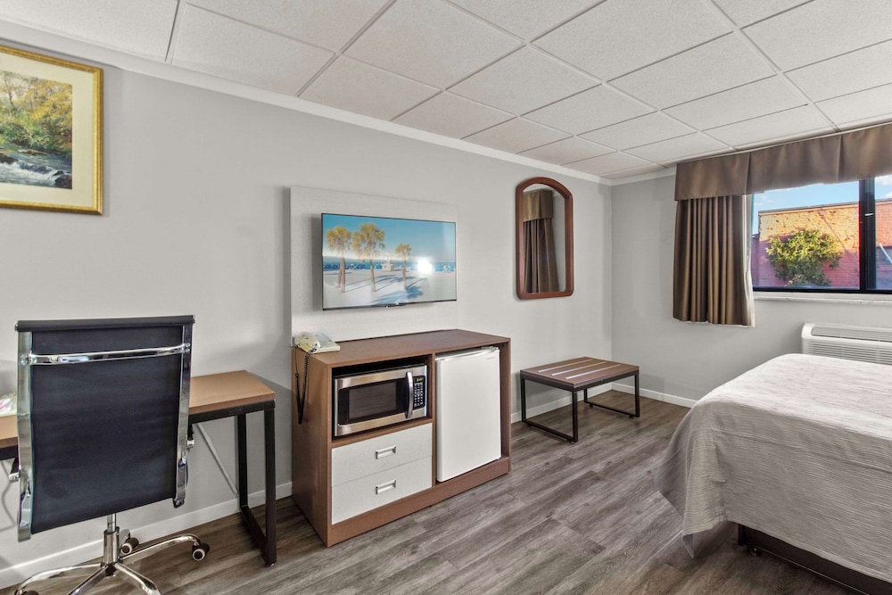 Room, 1 Queen Bed, Non Smoking (Upgrade) - Photo 2