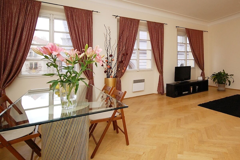 Family Apartment, 1 King Bed with Sofa bed, Kitchenette thumbnail 6