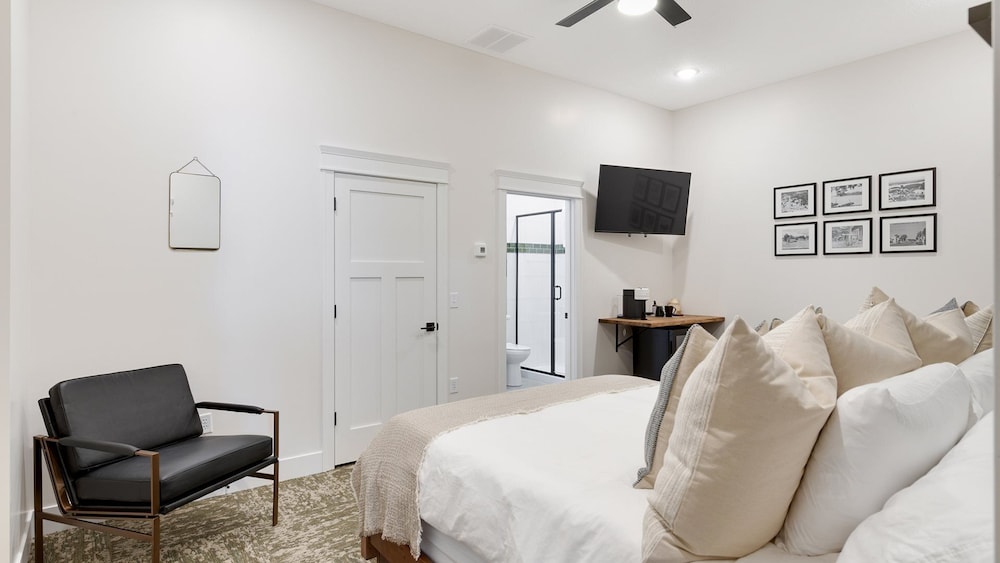 Basic Double Room photo 3