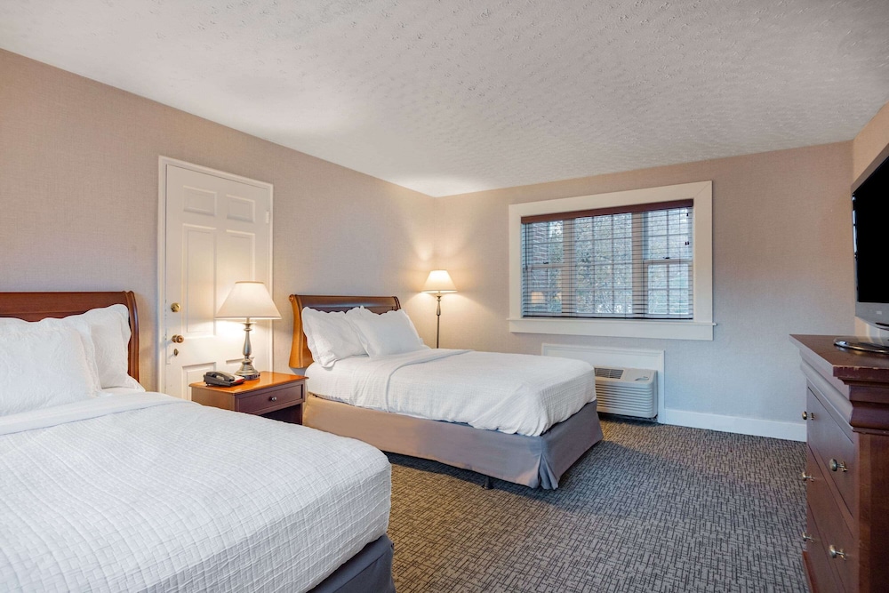 Superior Room, 2 Queen Beds, Non Smoking photo 2