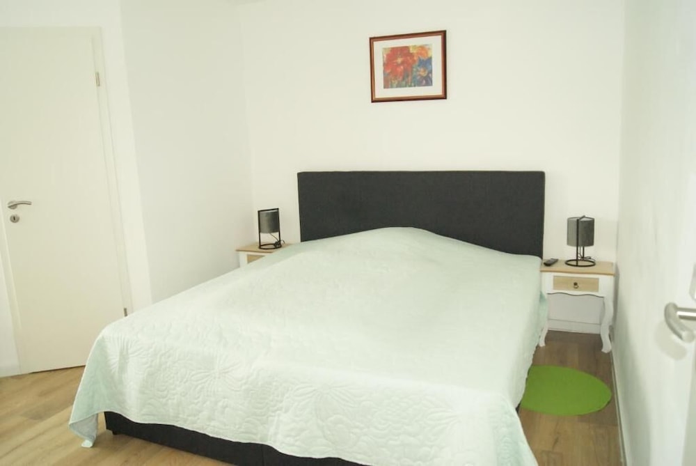 Economy Room, 1 King Bed, Non Smoking photo 2