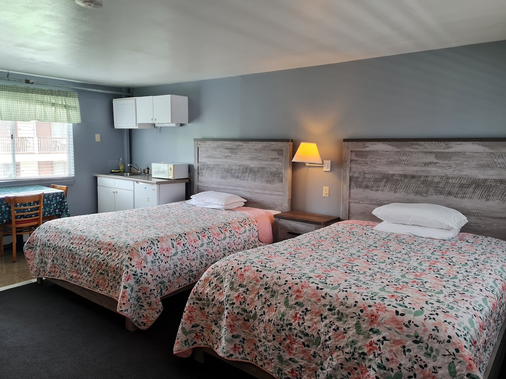 Standard Room, 1 Queen and 1 Double Bed, Kitchenette photo 1