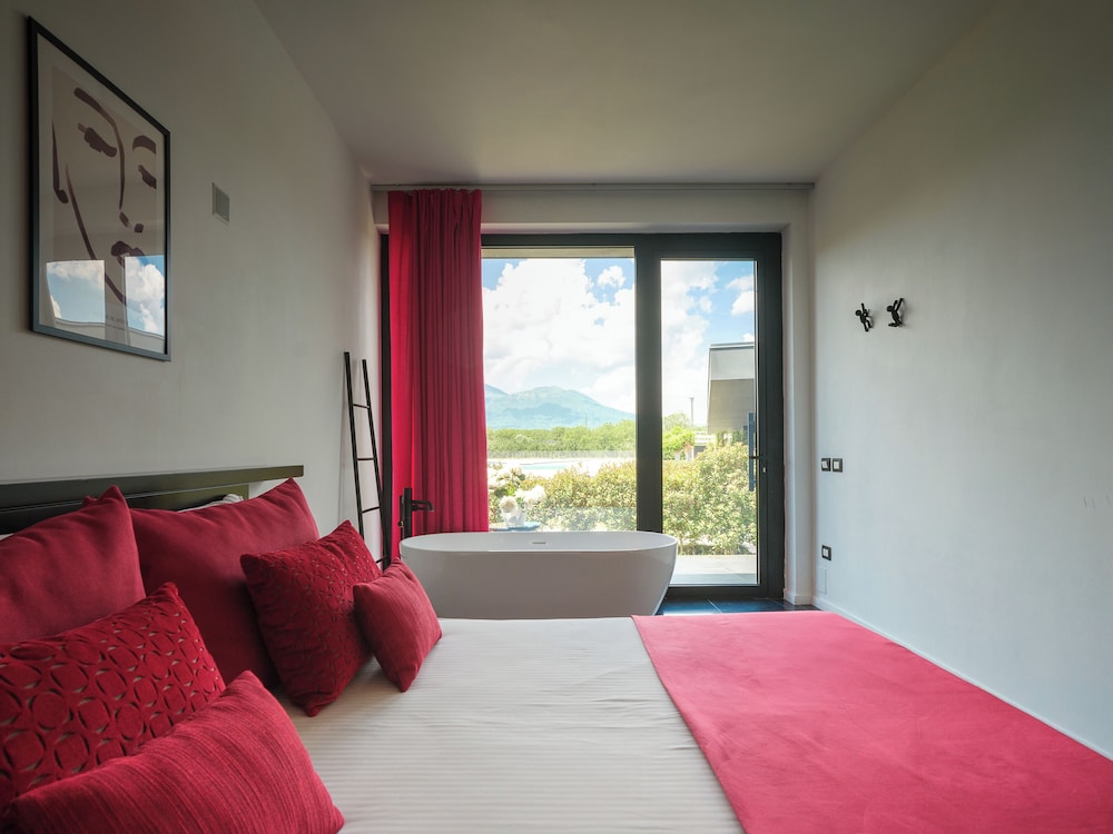 Deluxe Double Room, 1 Bedroom, Bathtub, Pool View photo 3