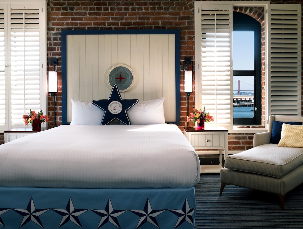 Suite, 1 King Bed, Mobility Accessible