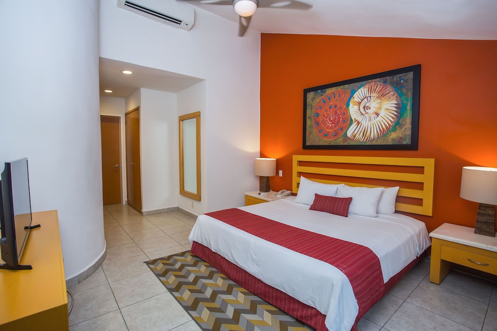 Suite, 3 Bedrooms, Balcony (Ocean Front) - Photo 1