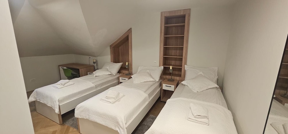 Economy Triple Room, 3 Twin Beds, Private Bathroom