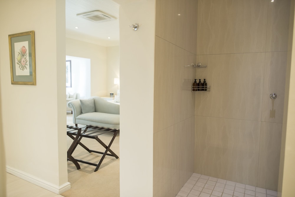 Suite, 1 King Bed, Poolside - Photo 15