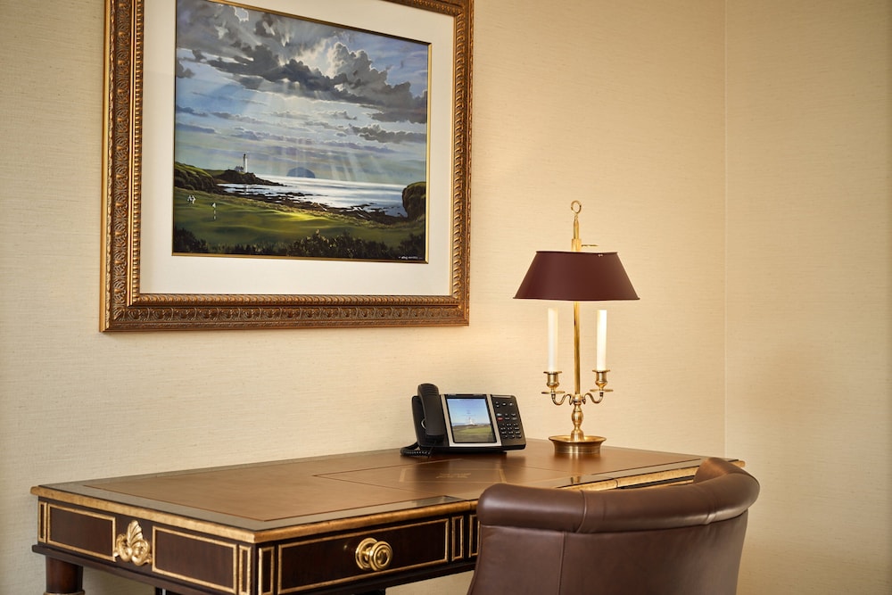 Premium Room, 1 King Bed - Photo 5