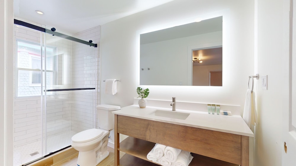 Two Bedroom Queen Suite with Kitchen photo 1
