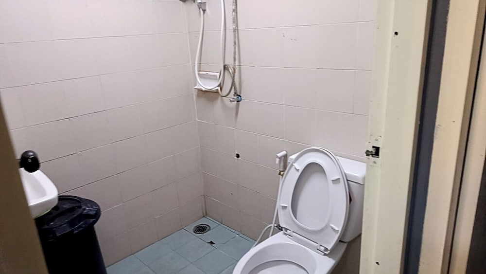6-Bedroom House with Shared Bathroom