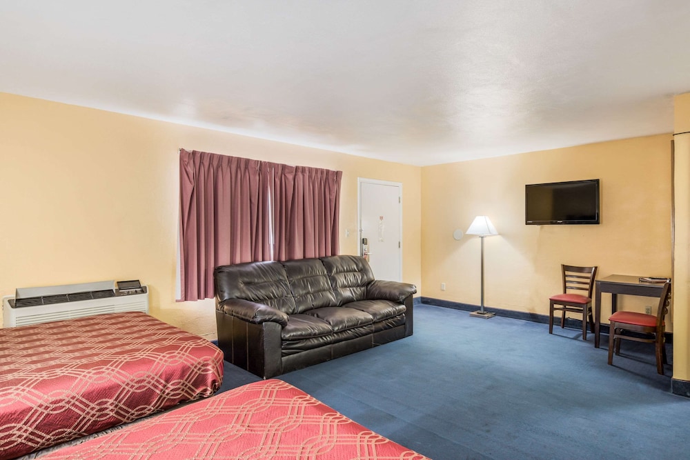 Room, Multiple Beds, Non Smoking, Ground Floor photo 3