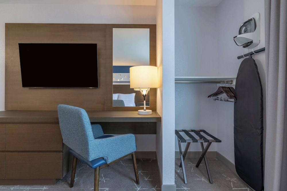 Suite, 1 King Bed, Accessible, Non Smoking - Photo 1