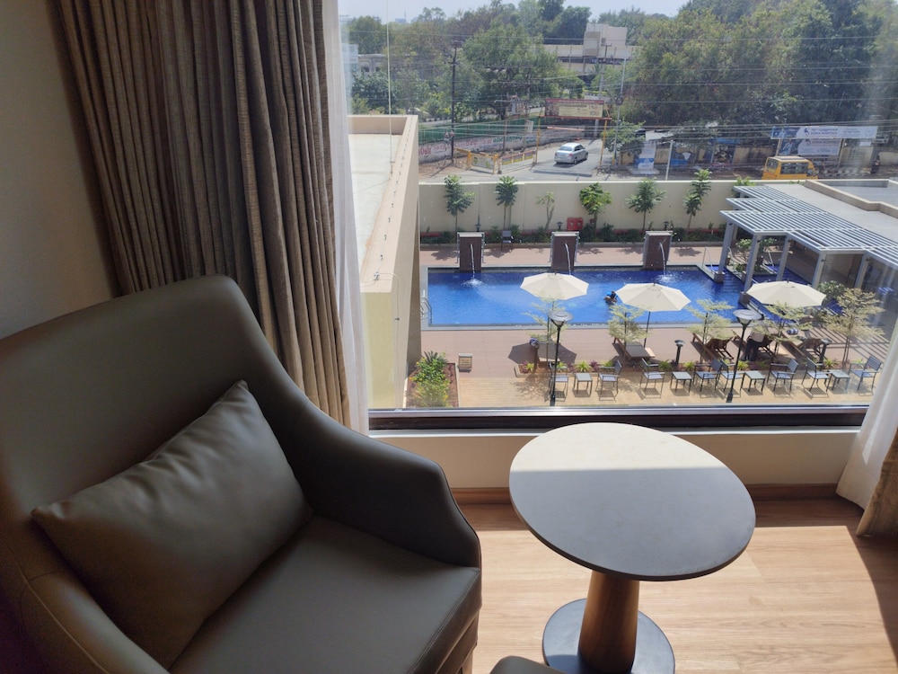 Junior Suite, 1 King Bed, City View photo