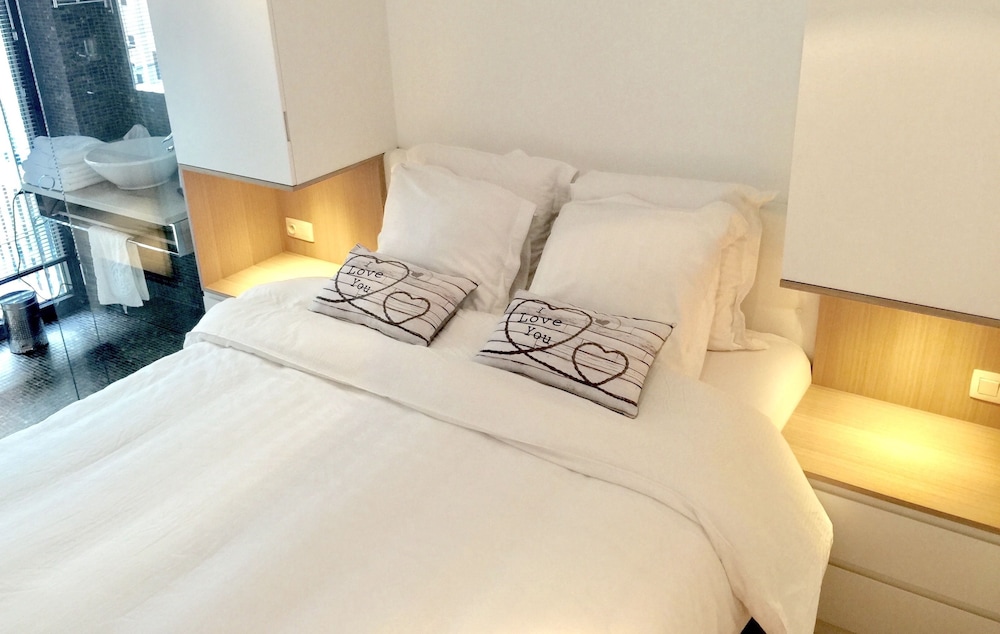 Royal Apartment, Partial Sea View, Beachside