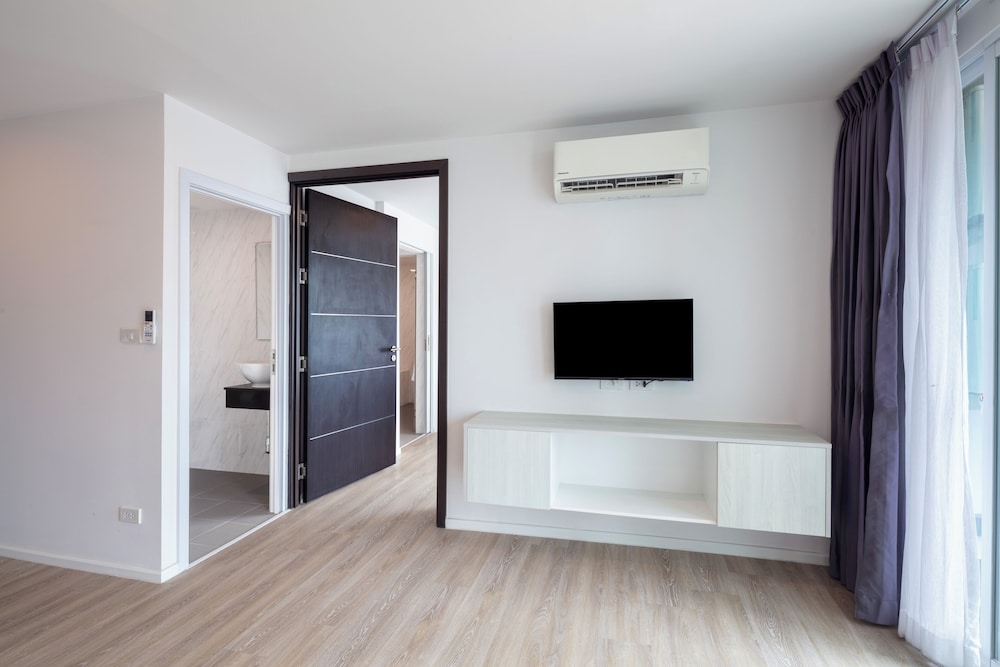 Luxury One Bed Room Suite - Photo 7